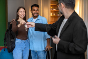 How can courteous behavior from hotel staff make your stay much better?